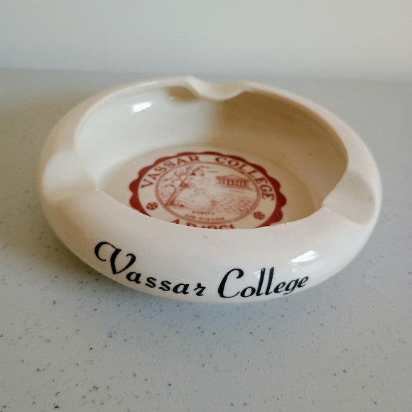 1960s vintage Vassar College logo ceramic ashtray cream and red - Picture 6 of 11